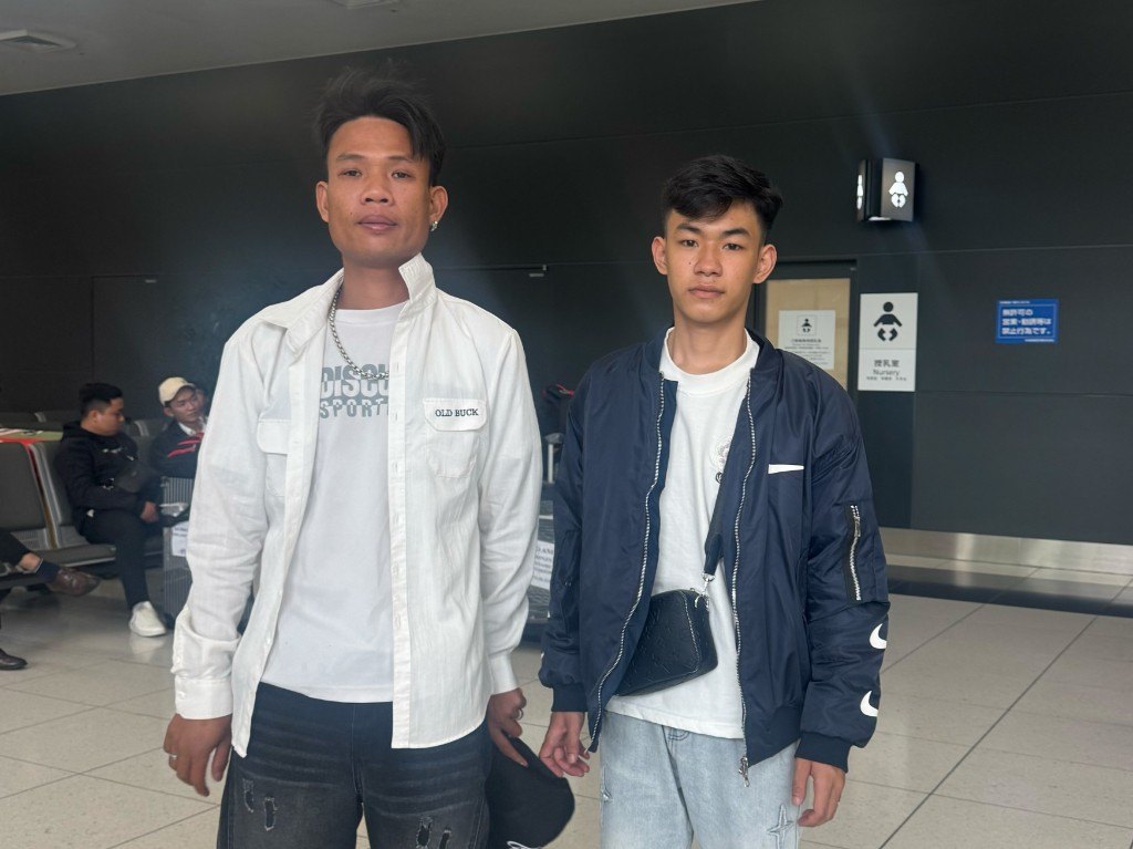 空港に到着したスタッフ