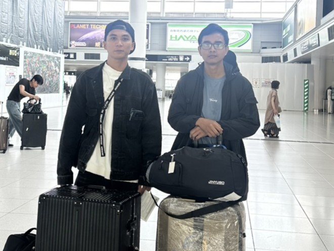 荷物とともに空港に到着したスタッフ